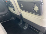運転席・助手席のシートバックにはポケットがございます。小物を収納できますので大変便利です。