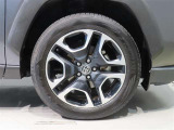 純正のアルミホイール装着車です。タイヤサイズは235/55R19です。