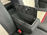 肘置きの中が小物入れになっています!