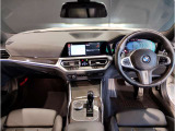 BMWの運転席はドライバーオリエンテッドという構造を採用。ドライバー目線の操作がしやすい設計になっており、ドライブ中にも目線の移動が少なく運転中にも簡単に操作ができます。