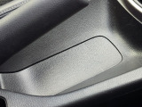 ハンドブレーキ脇に設けられた薄型オープンポケットです。スマートフォンや駐車券など、頻繁に出し入れする小物の置き場として重宝します。