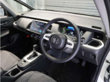 ◆視界広々で非常に運転しやすくロングドライブでも疲れを感じさせないすっきりとまとまったインパネ周りです。