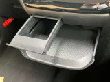 カップホルダー&小物を置けるテーブルも備わっています。