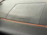 【助手席エアバッグ】SRSエアバッグとはシートベルトの働きを補助して衝突した時に乗員の衝撃を軽減するシートベルト併用式エアバッグ。前面衝突時に瞬時に膨らみ、頭部と胸部の衝撃を軽減します。