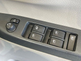 【電動格納ミラー】サイドミラーは電動格納式となっており、狭い駐車場でもキズがつくリスクを抑えられます。
