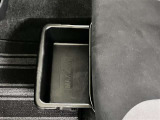 助手席シ-ト下に小物収納BOX有ります。