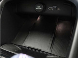 対応機種のスマートフォンを、トンネルコンソールの下のラバープレートに置いておくだけで充電可能。センターディスプレイの機能ビューを使用して、充電プレートのオンとオフを切り替えることができます。