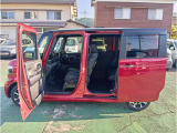 スライドドアなので、大きく扉を開けます!スペースを取らないので、隣の車にぶつける心配もありません!