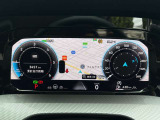 【Digital Cockpit Pro】基本の速度計とタコメーターの表示に加え、中央にドライビングデータやマップなどを少ない視線移動で視認できます。