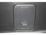 後部座席用の充電用USBポート付きです。