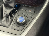 【電動パーキングブレーキ】条件を満たした場合に従来のパーキングボタンやレバーを引かなくてもパーキングに自動的に入り、発進状態の条件を満たした場合には自動でパーキングブレーキが解除されます