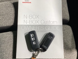 キーを持っているだけでドアハンドル横のボタンを押すとドアの施錠・開錠が行なえます。そのまま車内にキーがあればエンジンを掛けることも出来、とても便利です。