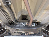 普段見えない下回りで安心感アップ。サビの程度やにじみ、マフラー周辺までしっかり確認できます。