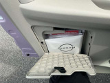 助手席ドア内側に車検証を入れておく収納スペースがあります。