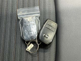 【スマートキー】ドアの開閉時鍵を探さなくても簡単にドアの開閉することが出来ます、また、エンジン始動も車内にスマートキーがあれば簡単に始動することが出来ます