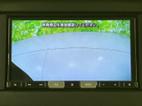 駐車や後退時の安全をサポートします。後方確認モニターの画面で、後方の状況を把握し、スムーズな運転をアシスト。万が一の事故を防ぐ安心装備です。
