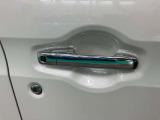 【リクエストスイッチ】スマートキーをポケットやカバンに入れた状態でドアの施錠、開錠ができます。