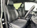 高いホールド性で運転姿勢が安定します。長距離ドライブでも疲れにくいのが魅力です。快適なドライビングライフをお送りください♪