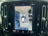 【360&deg;ビューカメラ】4台の高解像度カメラで360度の鳥瞰図を表示。隣の車や壁、死角にある障害物などを画面で確認できるため、狭いスペースでの駐車・出入りも安心です。