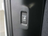 ◆パワースライドドアスイッチ◆ピラーに設置したスイッチを室内ハンドルと使い分け、スライドドアが開いているときも閉じているときも、2列目シートがどの位置でも無理なく開閉操作ができます。