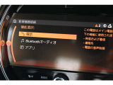 もはやMINI標準搭載とも言える、デザインアイコンの一つでもあるカーナビは各種設定から情報、マルチメディアまで、可愛らしい見てくれで多機能な装備の一つです。