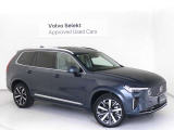 Volvo Cars appで車にリモートアクセスして、空調機能の操作や車の施錠・開錠、ソフトウェア更新などが可能です。エアコンやシートヒーターを操作して、出発前に車内を快適な温度に整えられます。