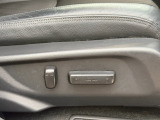 運転席8WAYパワーシートが装備されています!シートの前後、リクライニング角度、高さ(前・後)を電動で調整可能です!!