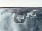 【スズキ セーフティサポート】走行中に前方の車両等を認識し、衝突しそうな時は警報とブレーキで衝突回避と被害軽減をアシスト。より安全にドライブをお楽しみいただけます。