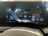 BMWのメーターパネルは選曲や、ラジオのチャンネルなども表示可能です。運転中に目線が泳ぐことなく、安全で疲れにくいです。