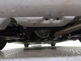 気になる中古車の下廻り。もちろん、納車時には整備スタッフによる点検を実施致しますので安心してご購入いただけます。