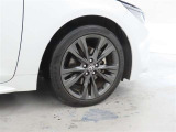 装着タイヤサイズは、215/45R17です。純正アルミホイールを装着しております。