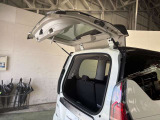 〈デュアルバックドア〉2段階で開閉ができるので、後方のスペースが取れない時や小さい荷物をちょこっと収納したい時などに便利!!