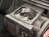 プッシュ式オートオープンカップホルダーを運転席に装備