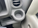 ペンなどの小物入れとしても便利なインパネドリンクホルダー(運転席)