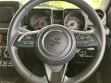 操作系の視認性が高く、運転中の指先が迷うことなく、スムーズな操作をサポートしてくれるでしょう。機能美を兼ね備えたデザインも魅力です。