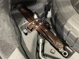 車載工具のジャッキ(車体を持ち上げる工具)とクリップレンチ(タイヤのナットを緩める、絞める工具)です。