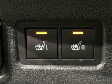 寒い日のドライブを快適にするメーカーオプションの運転席&助手席シートヒーターが付いてます
