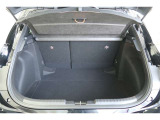 【トランクルーム】後部座席は6:4分割で可倒式ですので、荷室を広げ、趣味の道具もたくさん入りますし、ベビーカー、大きな買い物エコバックも入って便利です♪
