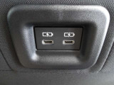 後部座席からもスマホやタブレットの充電ができます。