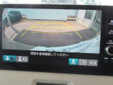 【リアカメラ】リバースに入れるだけで後方の映像が映ります。安全確認や、狭い駐車場での車庫入れ、雨の日や夜間など視界の悪い時に便利です。安全にバックする為には欠かせない装備です。