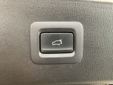 パワーリフトゲートは運転席とリフトゲート側、さらにアドバンストキーでも開閉が可能!開度は無段階にメモリー設定もできます。ゲート内側にタッチセンサーを配置し、手などを挟み込む危険を低減します。