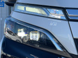 【LEDヘッドライト】悪天候や夜間走行時も良好な視界を確保し安心して運転できる高輝度LEDヘッドライトを装備!点灯速度が早く、消費電力も抑えられています。