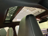 パノラミックルーフで明るい車内と開放感あるドライブをお楽しみいただけます。