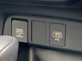 USBジャック搭載しております。純正ナビと連動しているため、接続機器の充電をするとともに音楽再生も可能です!お気に入りのプレイリストを再生して楽しくドライブできますよ!
