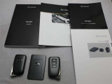 取説・メンテナンスノート・スマートキー・カードキーの4点セットです。