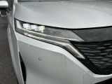 LEDヘッドライトは明るく暗い道も安心です。対向車など強く照らしたくない部位のみハイビームからロービームに自動で切り替えてくれるアダプティブタイプです。