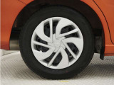 ◆純正ホイール装着車◆シンプルなデザインのホイールキャップ付きです。