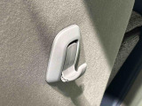 運転席&助手席の背面についたユーティリティフックには荷物がサッと掛けられます。