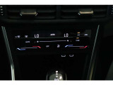 エアコンは、運転席と助手席でそれぞれお好みの温度に設定できる2ゾーンフルオートエアコンです。これからの季節はあるとうれしい機能ですね。