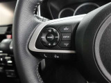 ステアリングスイッチ付き。手を離さずにさまざまな操作が可能です。